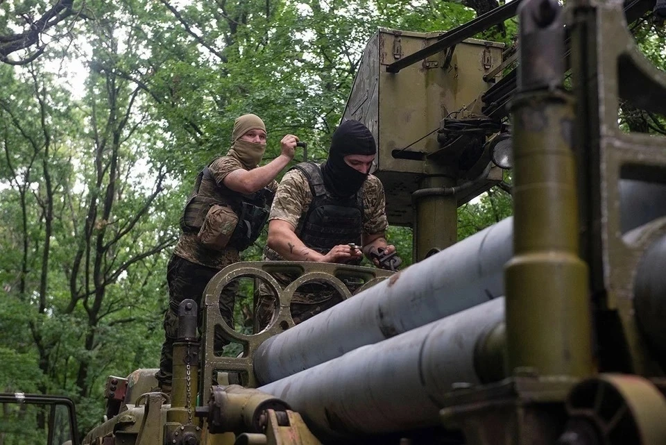 Украинские боевики "продырявили" Антоновский мост так, что проехать по нему нельзя даже на мотоцикле