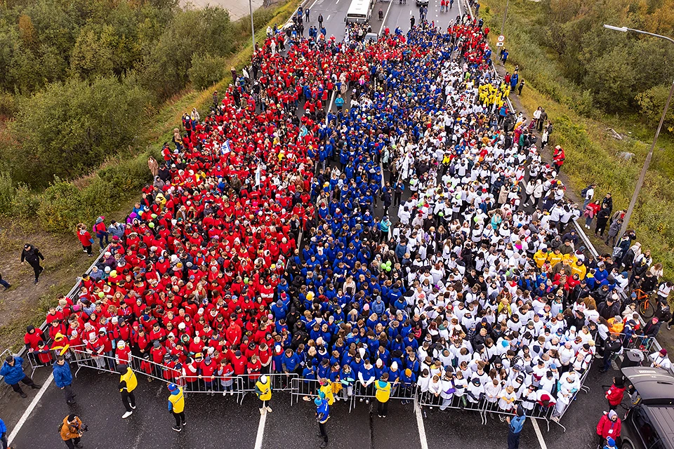 Участники массового забега в разноцветных футболках образовали собой триколор.