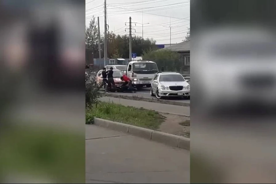 Водители устроили драку посреди дороги на улице Трактовой в Иркутске