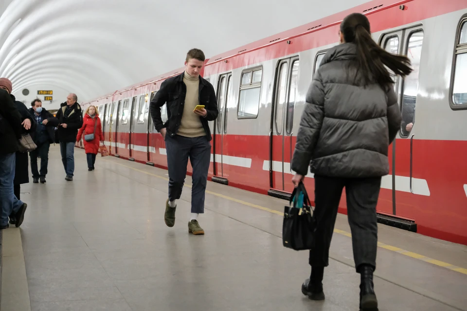 На двух линиях петербургского метро произошел сбой