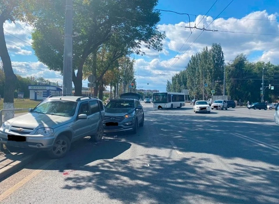 С места аварии женщину отвезли в больницу. Фото: ГУ МВД по Самарской области