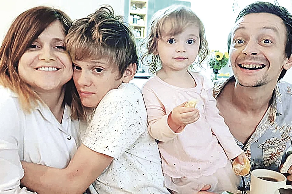 Женя и его жена Ольга воспитывают двоих детей: сына Илью и дочь Нику. Фото: Личный архив