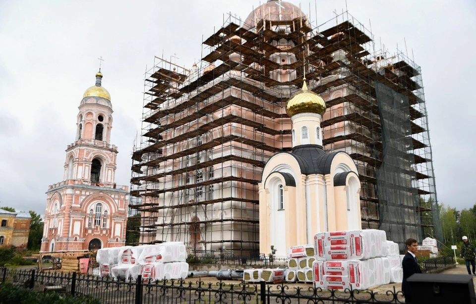 Высокие гости оценили ход реставрационных работ в монастыре.