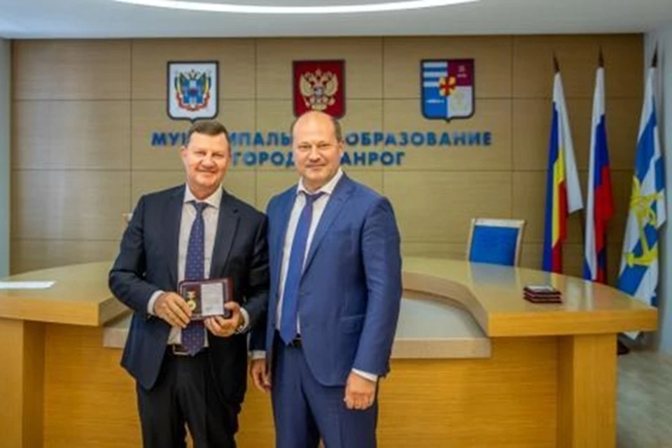 Всего почетные знаки вручили 20 почетным жителям Таганрога. Фото: tagancity.ru.