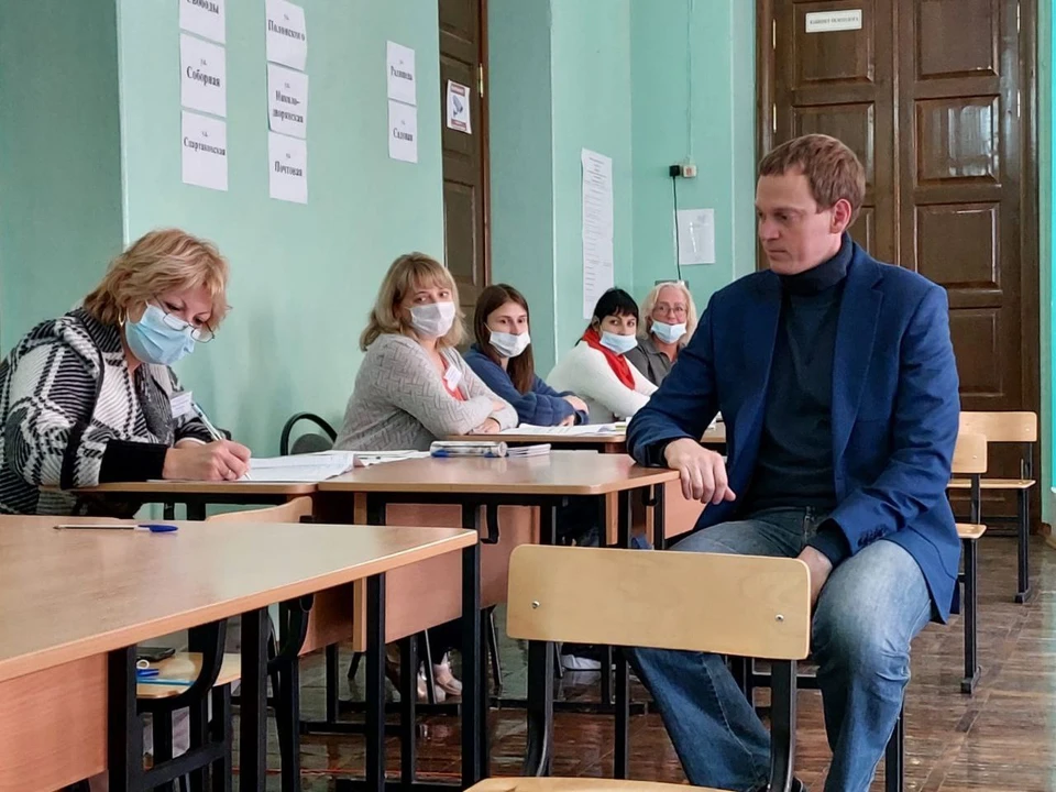 После голосования врио осмотрел школу. Фото: Telegram-канал Павла Малкова.