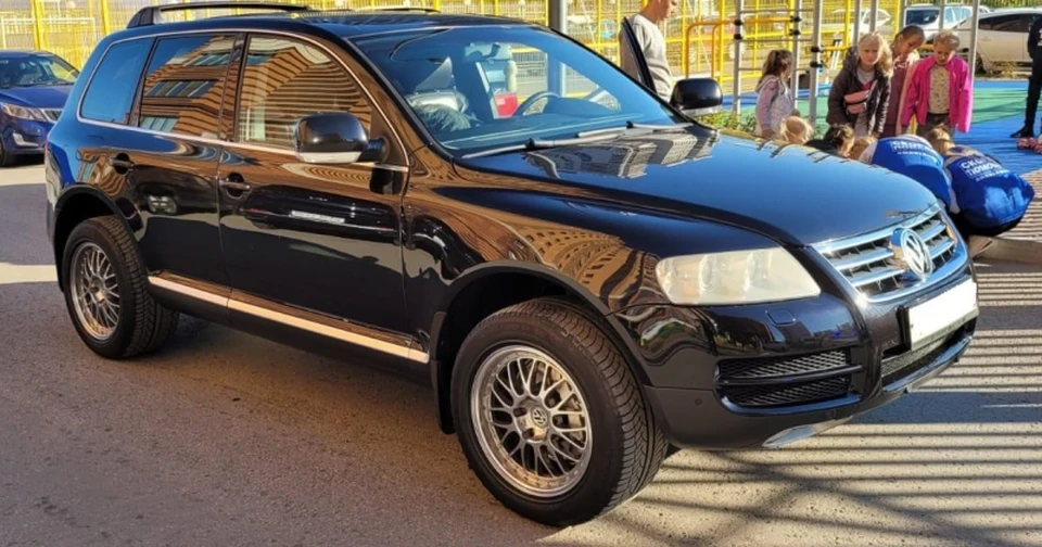 Водитель Touareg не смог избежать наезда на детей.