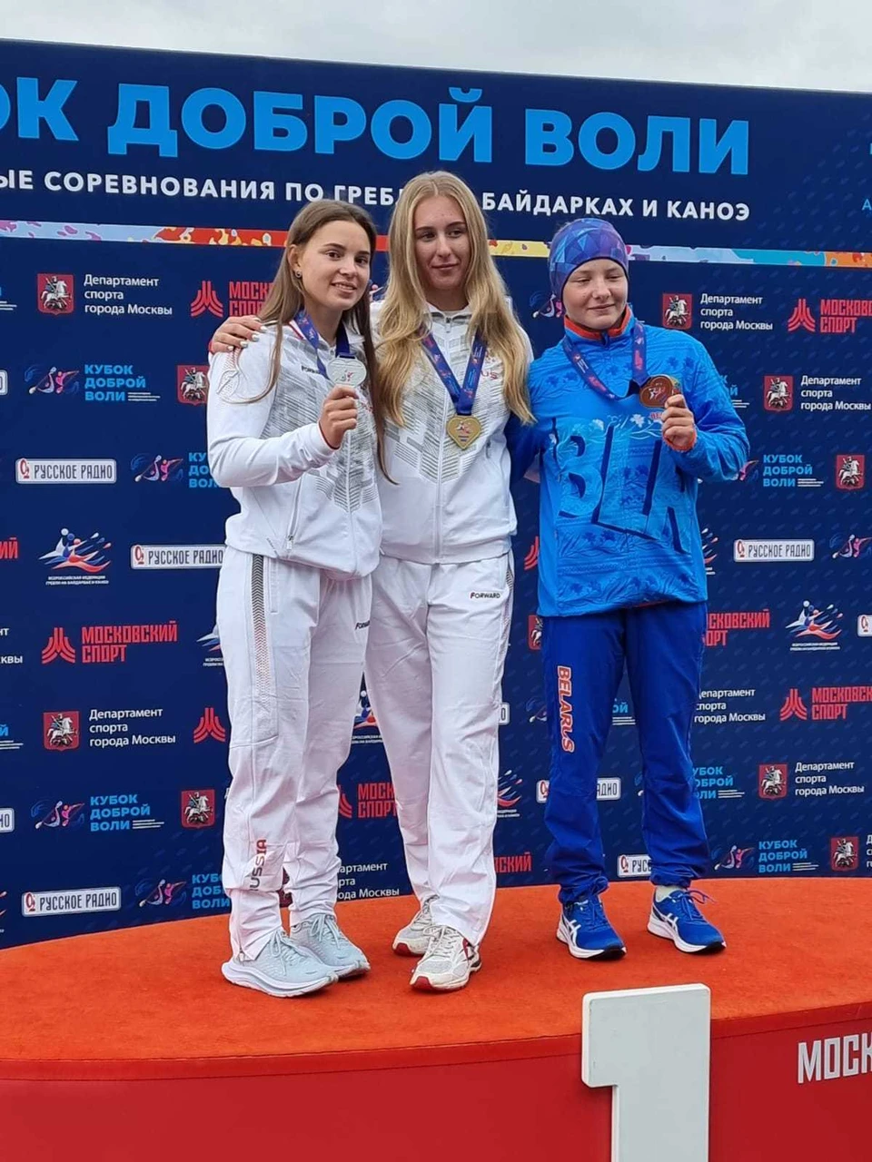Екатерина Шляпникова (крайняя слева) завоевала на Кубке Доброй Воли шесть медалей.