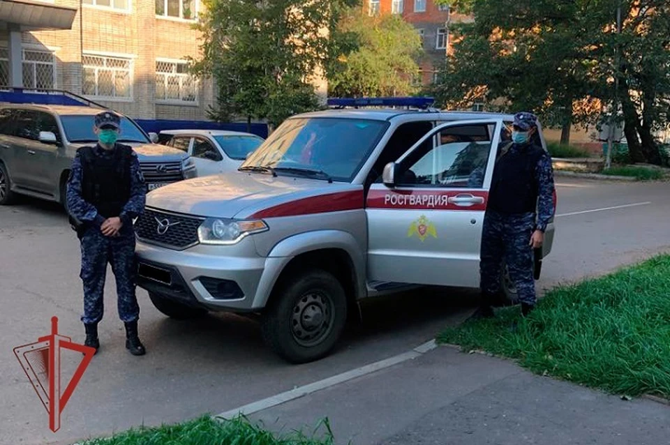 Сотрудники Росгвардии спасли магазин от пожара в Комсомольске Фото: УФСВНГ РФ по Хабаровскому краю