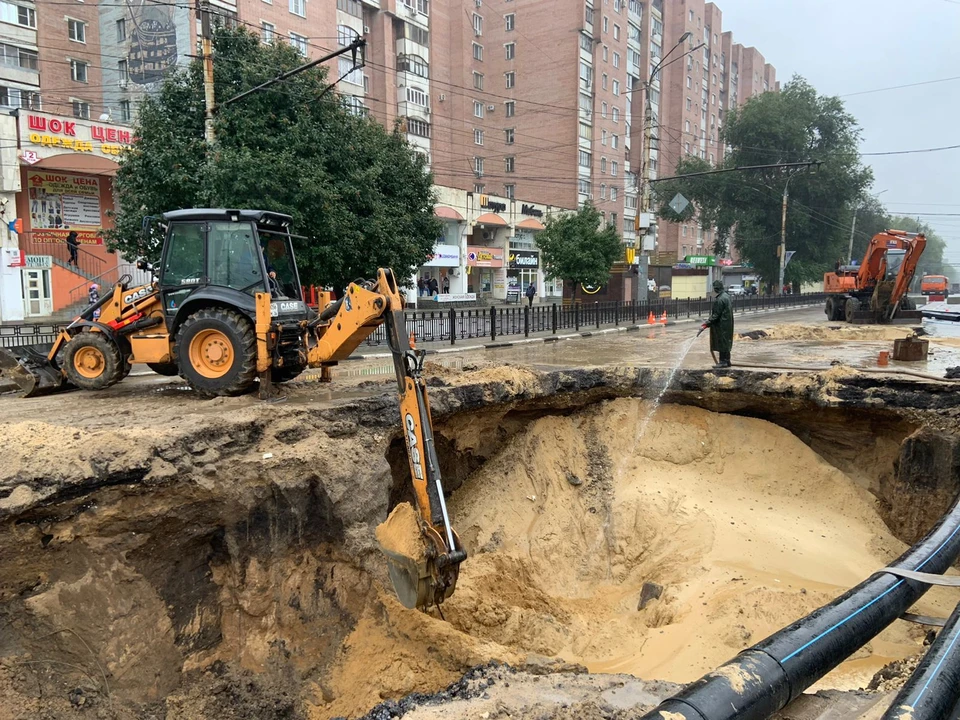Отремонтированный участок начали засыпать песком.