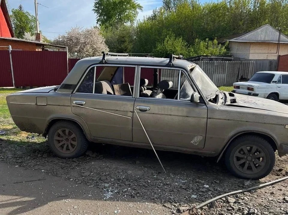 11 мая шесть автомобилей пострадали во время обстрела села Солохи. Фото из телеграм-канала Вячеслава Гладкова.