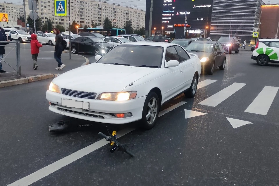 Самокатчик попал под иномарку на севере Петербурга. Фото: vk.com/spb_today