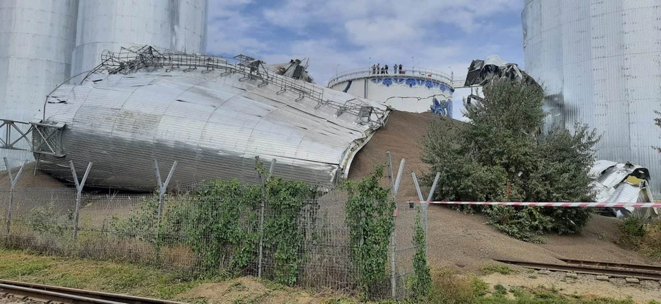 Зерновые элеваторы в порту рухнули. Фото: ГИЧС