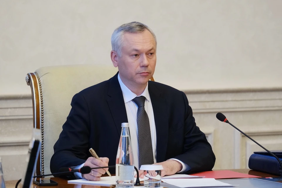 По словам губернатора, он вынужденный жаворонок. Фото: правительство НСО
