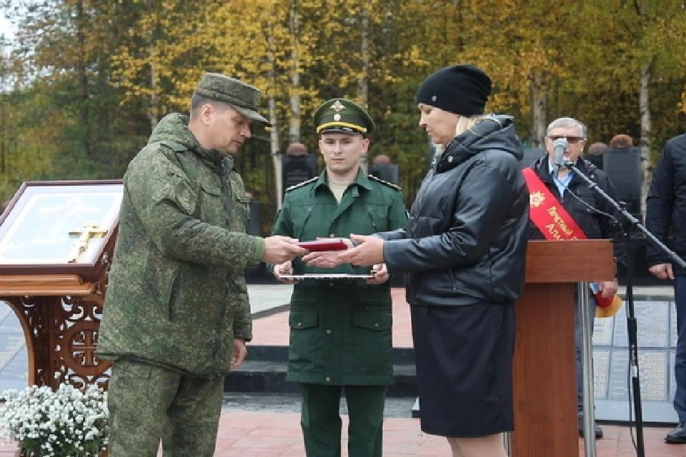 Церемония прошла в рамках мероприятий, посвященных 78-й годовщине освобождения Алакуртти от немецко-фашистских захватчиков, возле воинского мемориала. Фото: Северный флот