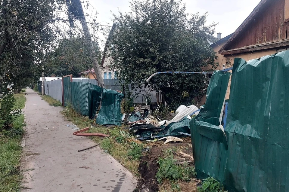 В Приокском автомобиль разворотил забор частного дома. Фото: Максим ЛАРИОНОВ.