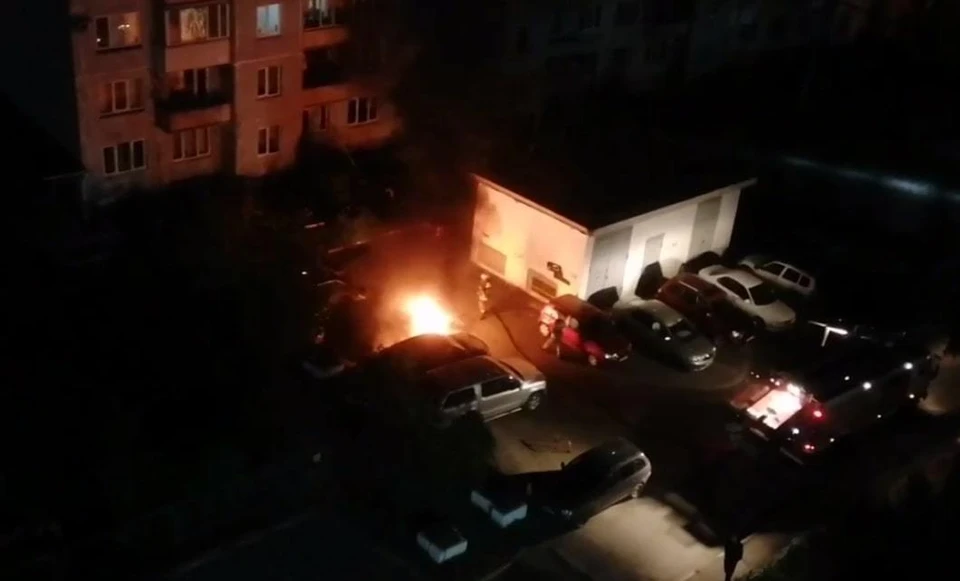 Поджигатель успел быстро скрыться с место преступления. Фото: скриншот видео из телеграм-канала «Инцидент Омск».