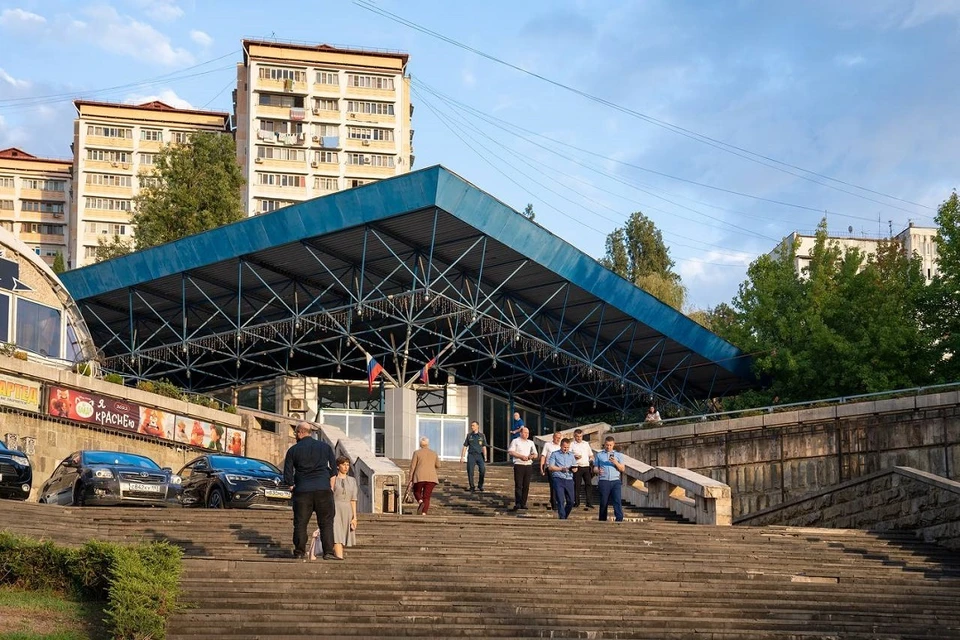 Мэр Сочи провел встречу с жителями Заречного микрорайона. Фото: администрация города