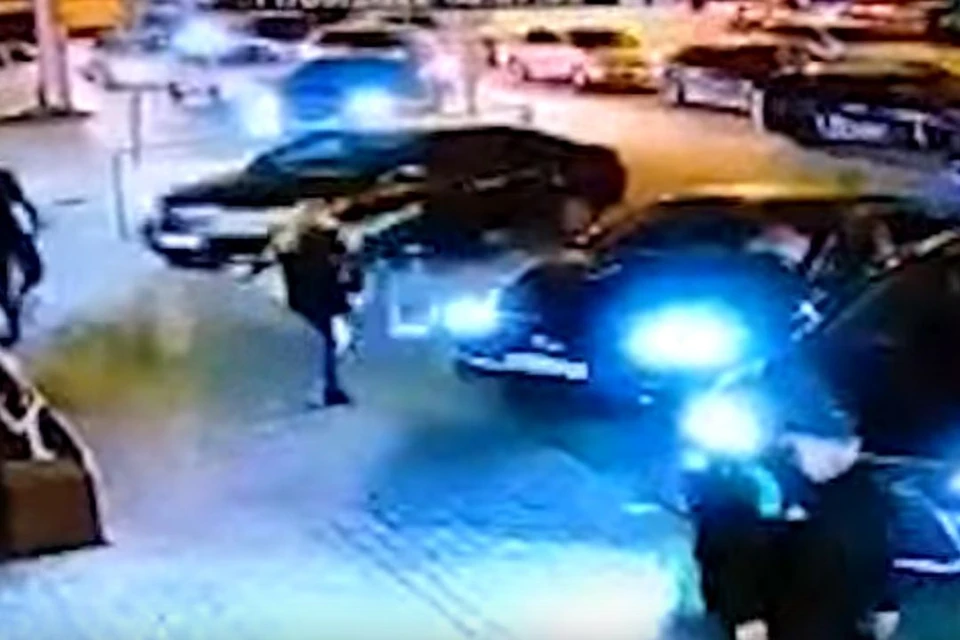 В Новосибирске неадекватная женщина повредила чужую машину и напала на водителя. Фото: стоп-кадр из видео / АСТ-54