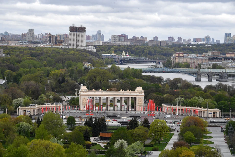 Парк Горького в Москве временно закрыли из-за непогоды.