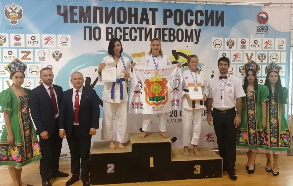 Екатерина Горькаева (в центре). Фото из телеграм-канала Спорт48.