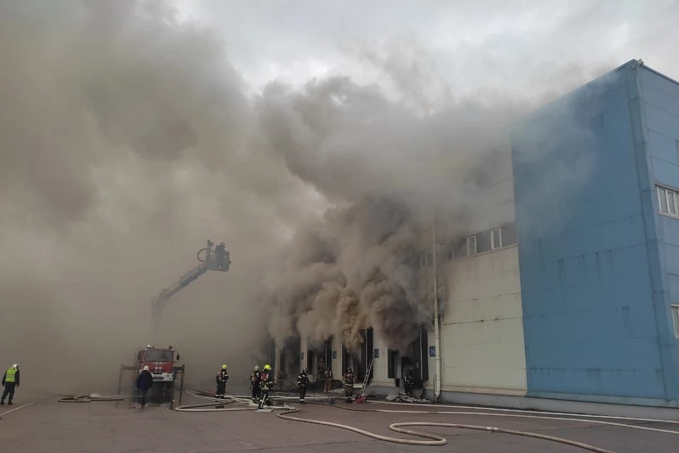 Горело санкт петербург. Пожар в Санкт-Петербурге сейчас горит склад в Шушарах. Склад вайлдберриз в Санкт-Петербурге Шушары пожар. Пожар склада в Шушарах СПБ. Пожар на складе в Шушарах.