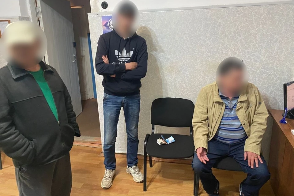 Двоих курьеров, забиравших деньги по схеме "родственник в беде", задержали