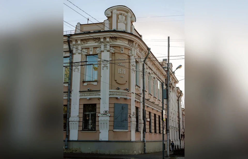 Рабочие занимаются штукатуркой, покраской, а также восстановлением лепнины / Фото: hinshtein.ru