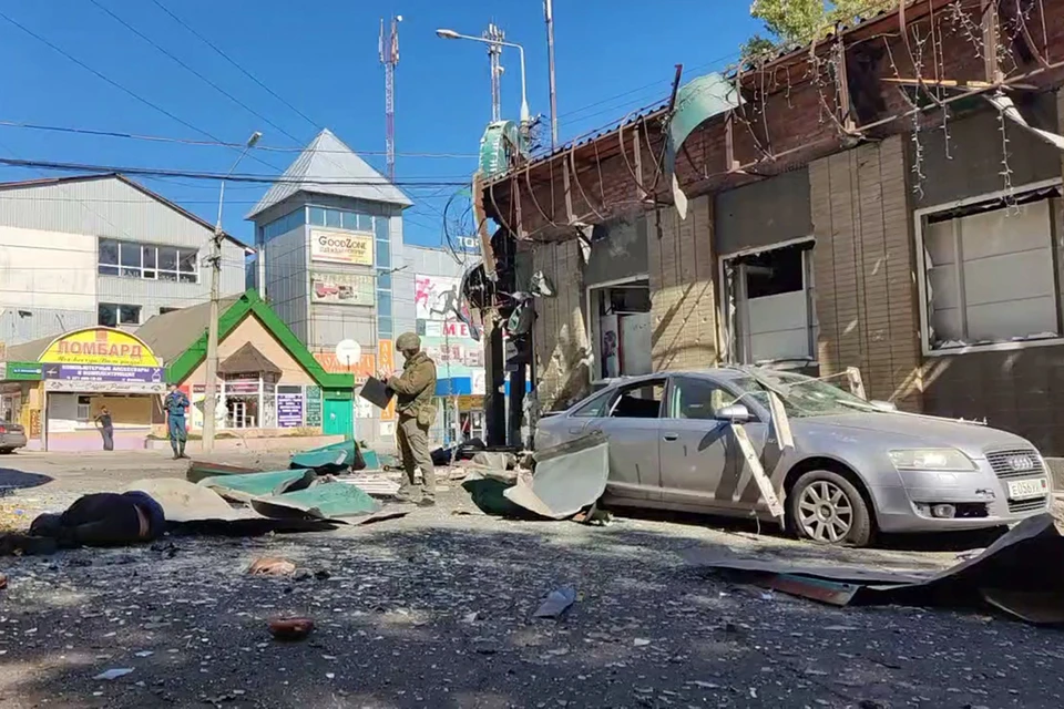 Убиты разрывами ракет 11 взрослых, а еще пятеро местных жителей города получили ранения. Фото: Валентин Спринчак/ТАСС