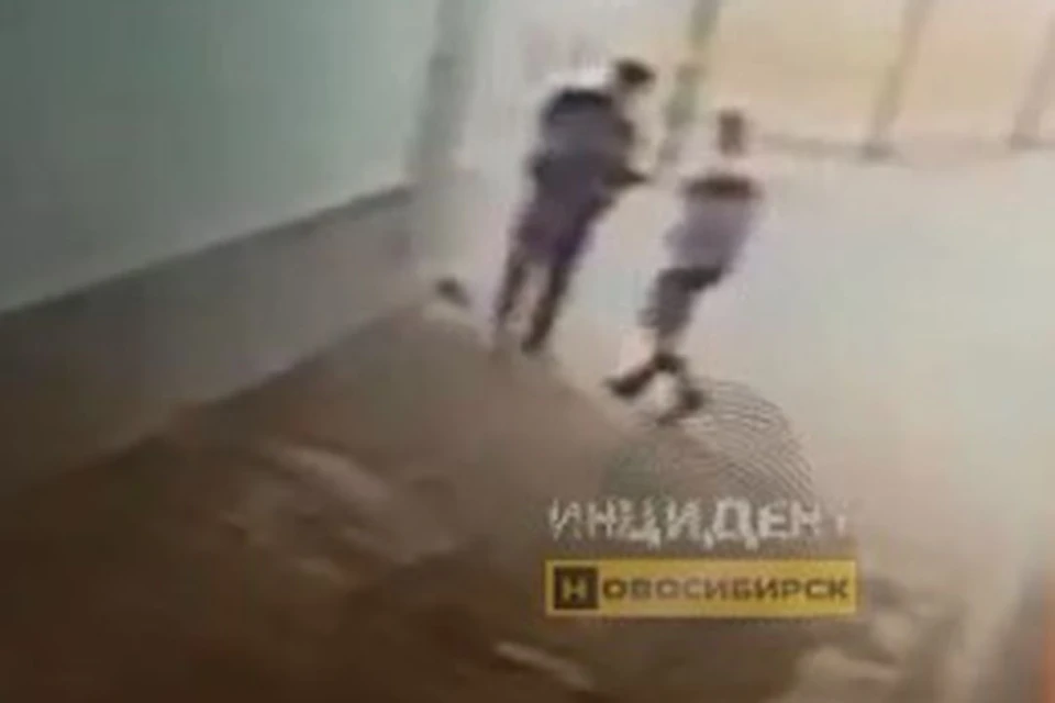 Пьяный мужчина напал на подростка в Новосибирске. Фото: стоп-кадр из видео / Инцидент Новосибирск