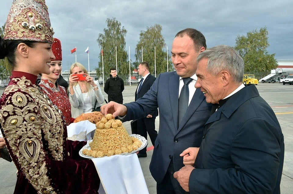У самолета высокого гостя встретил глава Татарстана Рустам Минниханов. Фото: president.tatarstan.ru