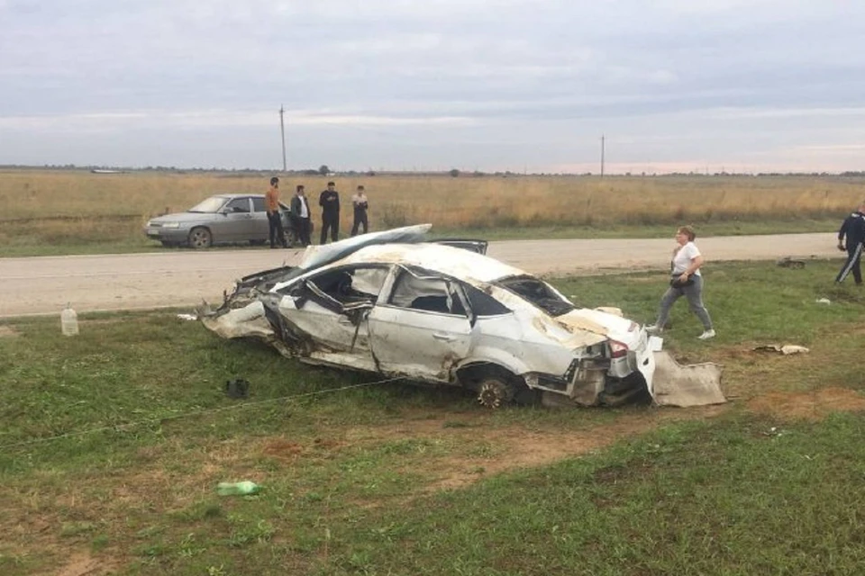 В Ростовской области скончалась пассажирка перевернувшейся на трассе иномарки. Фото: ГИБДД по РО.