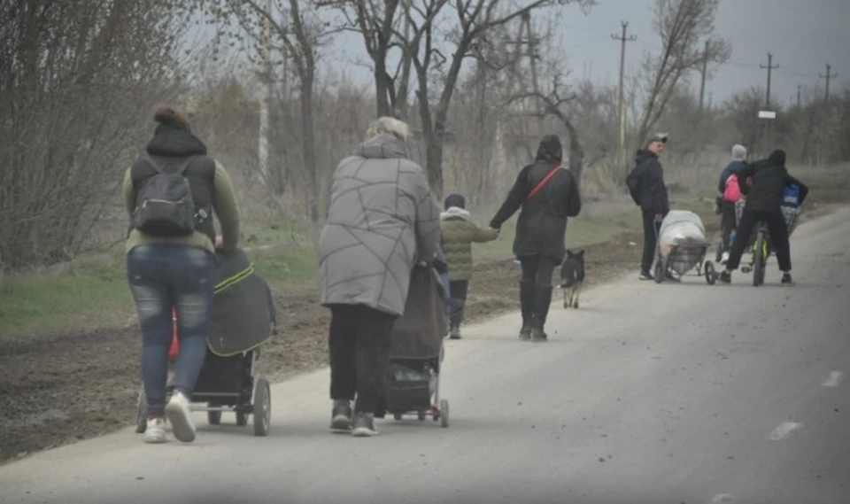 Гражданам с детьми помогают устраиваться в школы и садики.