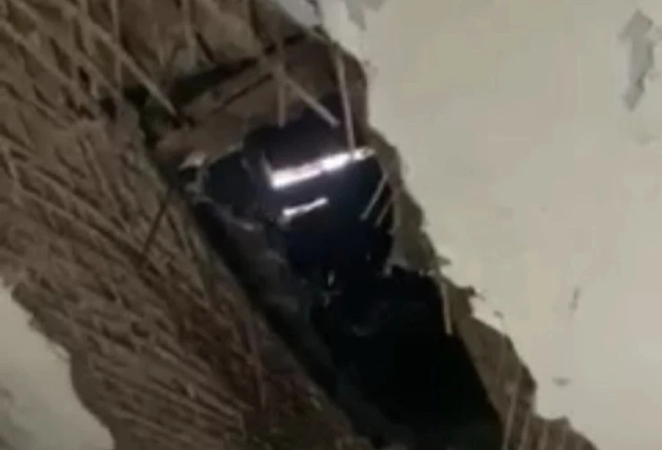 Потолок общежития обрушился в Вязьме. Фото: «Пусть говорят, Вязьма» в соцсетях.