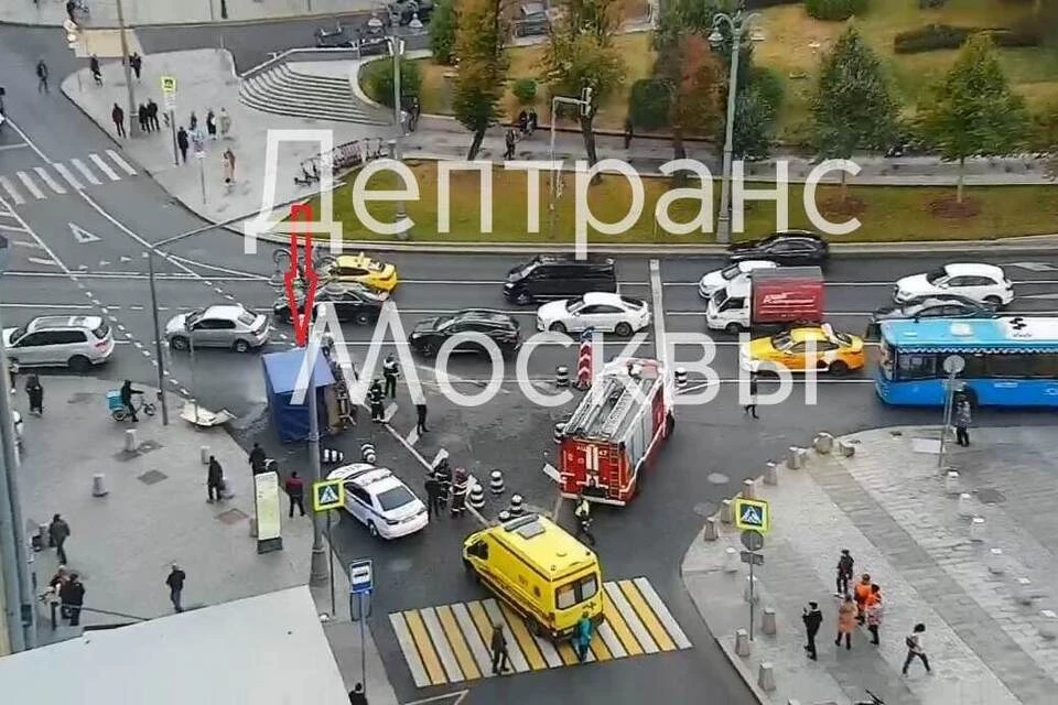 Грузовик совершил наезд на препятствие и опрокинулся на Славянской площади