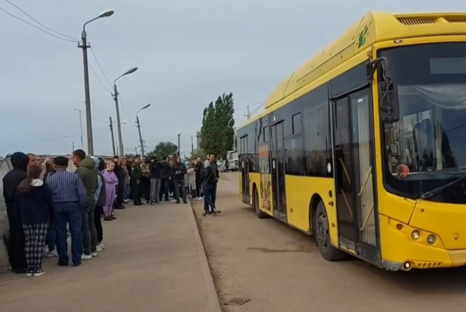 Каждый день из волгоградских военкоматов отправляют на сборные пункты автобусы с мобилизованными. Кадр видео.