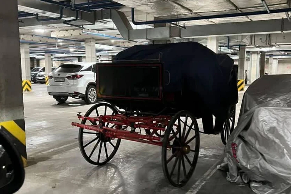 В Москве на подземной парковке заметили карету. Фото: Telegram-канала «Москва с огоньком»