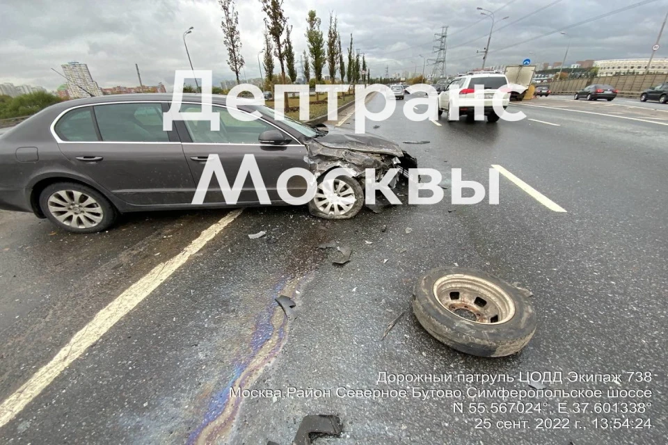 На Симферопольском шоссе произошла авария с участием легковушки и грузового автомобиля