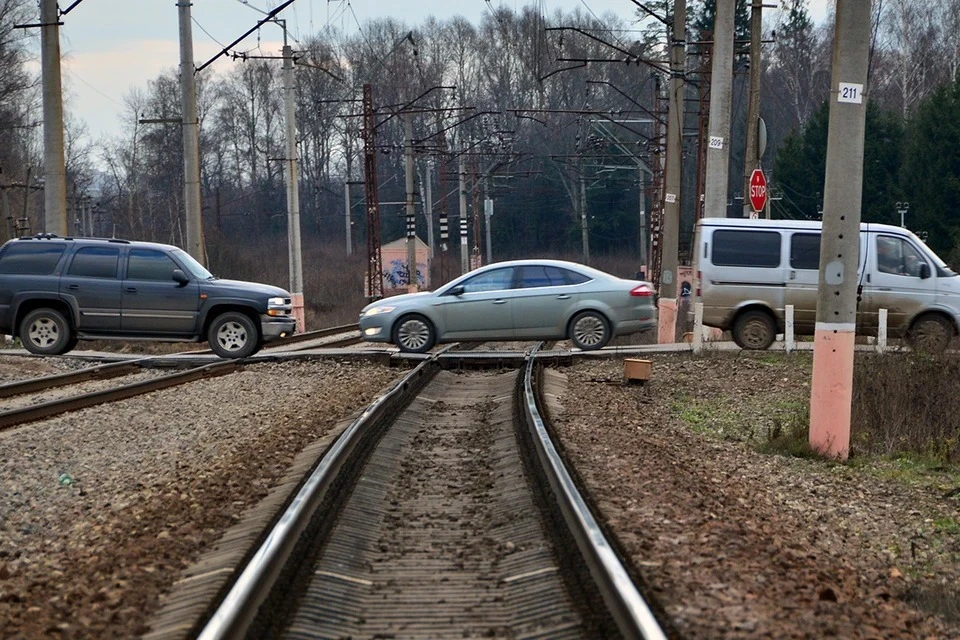 Железнодорожный переезд является местом повышенной опасности. Прежде, чем ехать, нужно внимательно оценить обстановку.