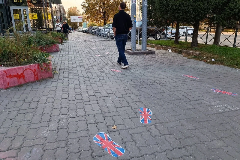 Следы с флагом нарисованы на Красном проспекте.