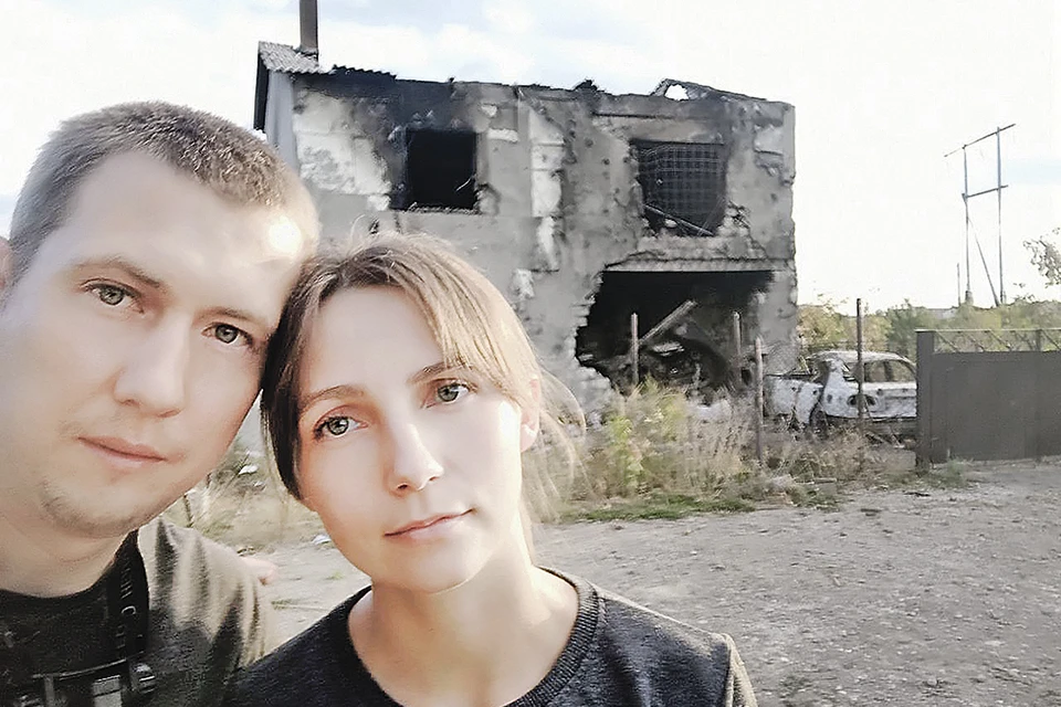 Геннадий и Мирослава у разрушенного дома, который они вместе построили. Фото: Личный архив