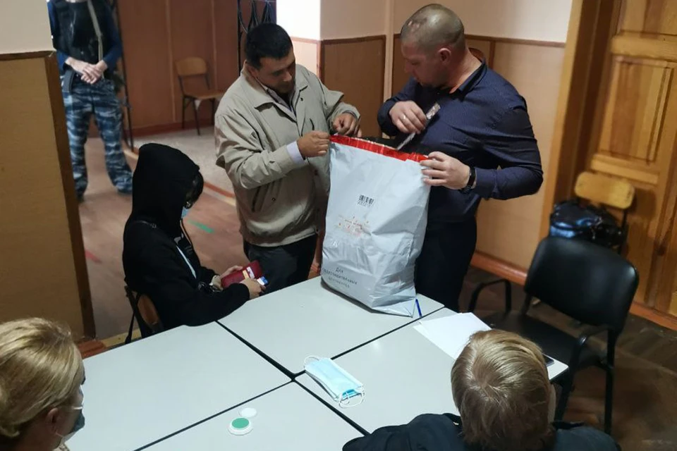 A group of foreign observers at School No. 37 observed how members of the election commission opened the ballot boxes and counted the votes of those who voted in the referendum.