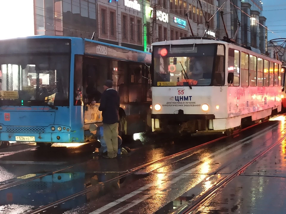 В Туле на улице Советской сломавшийся автобус перекрыл дорогу трамваю