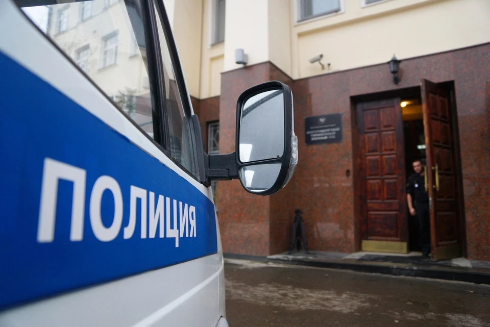 Пятеро жителей Новосибирска устроили погром в одном из местных спортклубов.