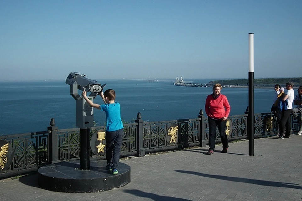 Обзорная площадка с видом на Крымский мост на горе Митридат в Керчи.