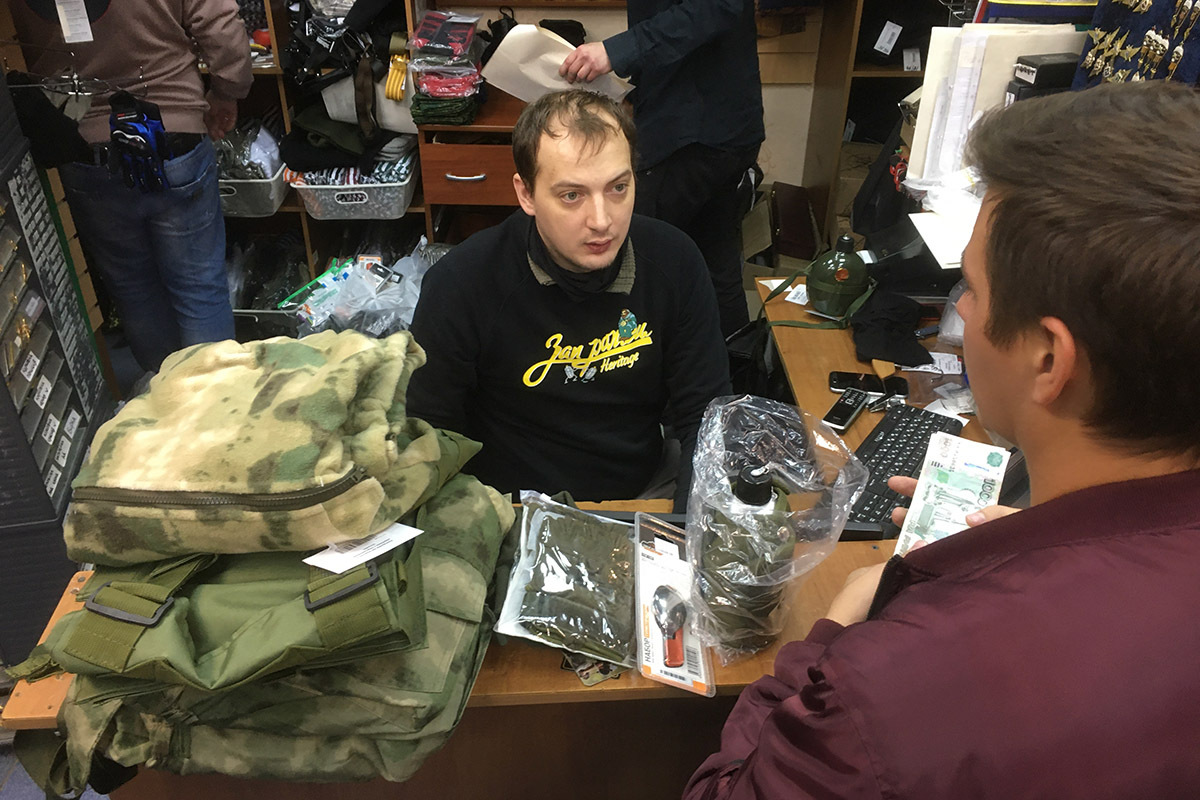 Военные магазины не успевают отбиваться от покупателей.