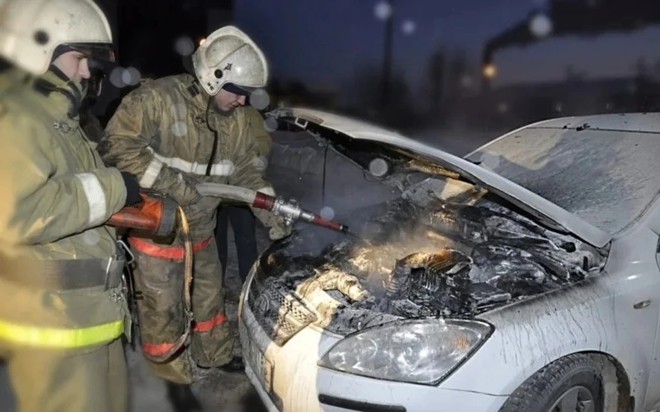 В Астраханской области ночью горело два автомобиля