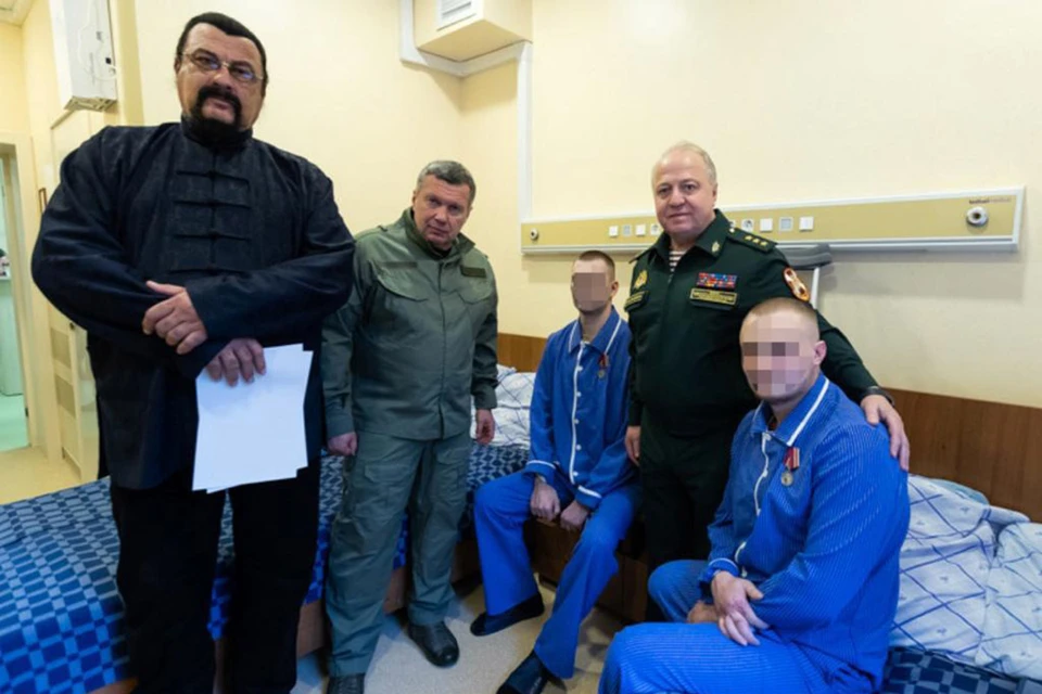 Steven Seagal asked the patients how they were feeling, wished them a speedy recovery, expressed gratitude to the hospital staff for their hard work in rescuing the wounded, and shook hands with the heroes.  Photo: National Guard