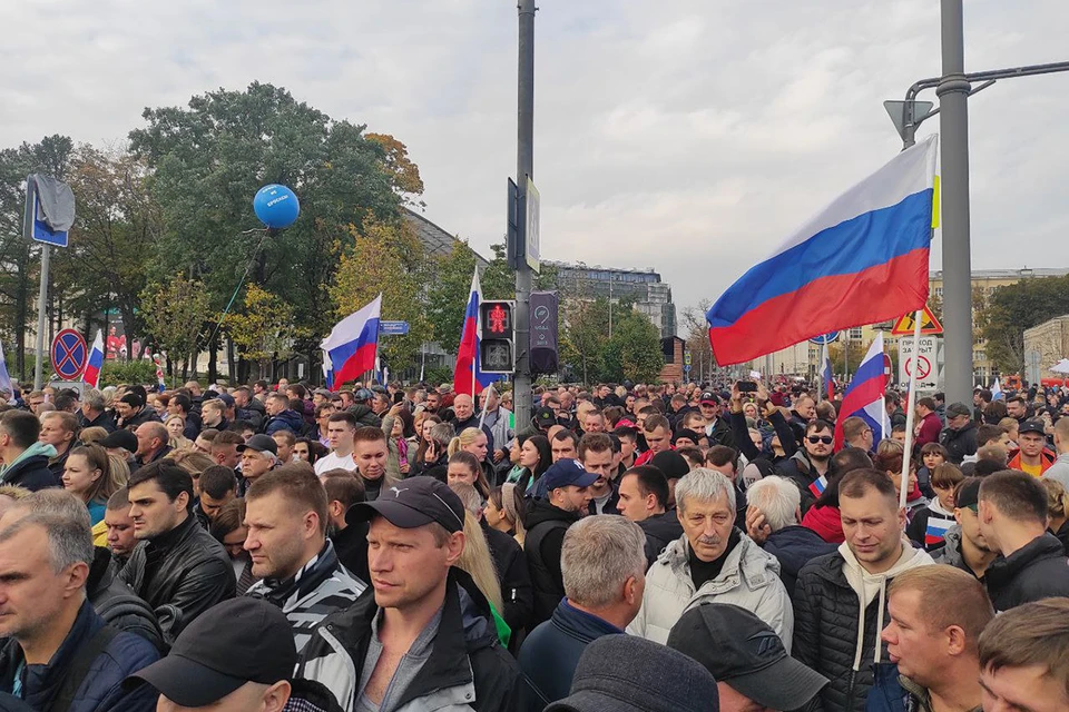 Собравшиеся пришли поддержать подписание договоров о вступлении в состав России новых территорий
