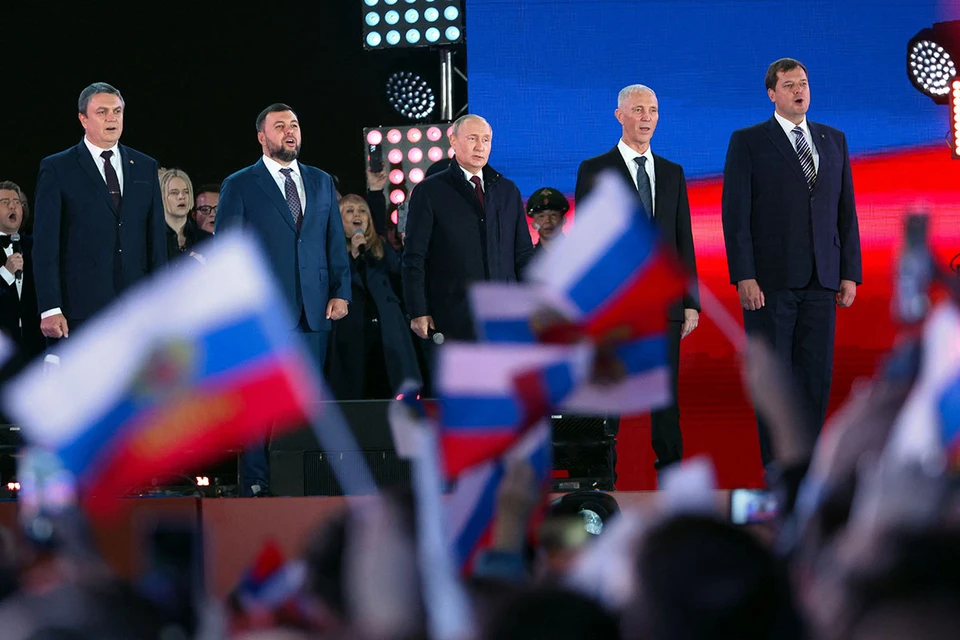 После торжественной речи Владимир Путин спел гимн России вместе с тысячами россиян на Красной площади.