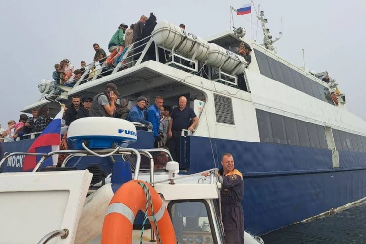 «На суете завернул прямо на мелководье»: катамаран «Москва» сел на мель в проливе Старка под Владивостоком